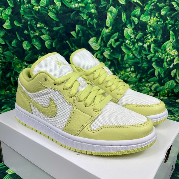 Nike Air Jordan 1 Low SE Limelight Women’s Sz 7.5 - Picture 3 of 8